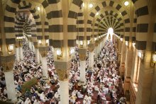 جموع المصلين في المسجد النبوي