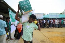 مركز الملك سلمان للإغاثة يواصل لليوم الخامس عشر توزيع السلال الغذائية الرمضانية للاجئين الروهينجا في بنغلاديش