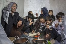مساعدات غذائية للنازحين السوريين جنوب سوريا