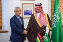 وزير الداخلية السعودي يعقد جلسة مباحثات مع رئيس مجلس الوزراء بموريشيوس