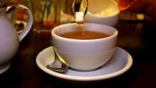 دراسة تحذر من اضافة السكر الى الشاهي والقهوة 