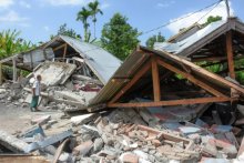 ارتفاع حصيلة ضحايا زلزال إندونيسيا المدمر إلى 91 قتيلا	