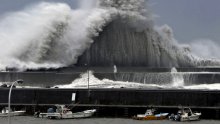 إعصار اليابان يخلف 10 قتلى وأكثر من 340 مصابًا
