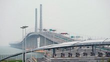 الصين تفتتح أطول جسر مائي في العالم