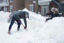 وفاة 100 شخص سنويا بسبب إزالة الثلوج