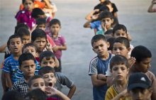 أطفال فلسطينيون لاجئون في لبنان يوقعون على ميثاق حقوق الطفل