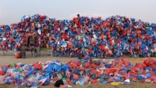 "بحر ميت واحد يكفينا" و100 ألف كيس بلاستيكي لرفع الوعي