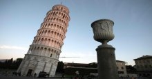 خبراء: برج بيزا المائل في ايطاليا بدأ في الاعتدال