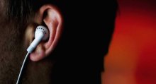 مليار شخص في خطر بسبب "سماعات الأذن"