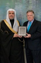 د.العيسى ينال جائزة "السلام العالمي للأديان" الأمريكية
