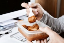 تحذير صحي للموظفين بشأن "طعام العمل"