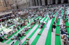 أكبر مائدة رمضانية في العالم لقاصدي المسجد الحرام