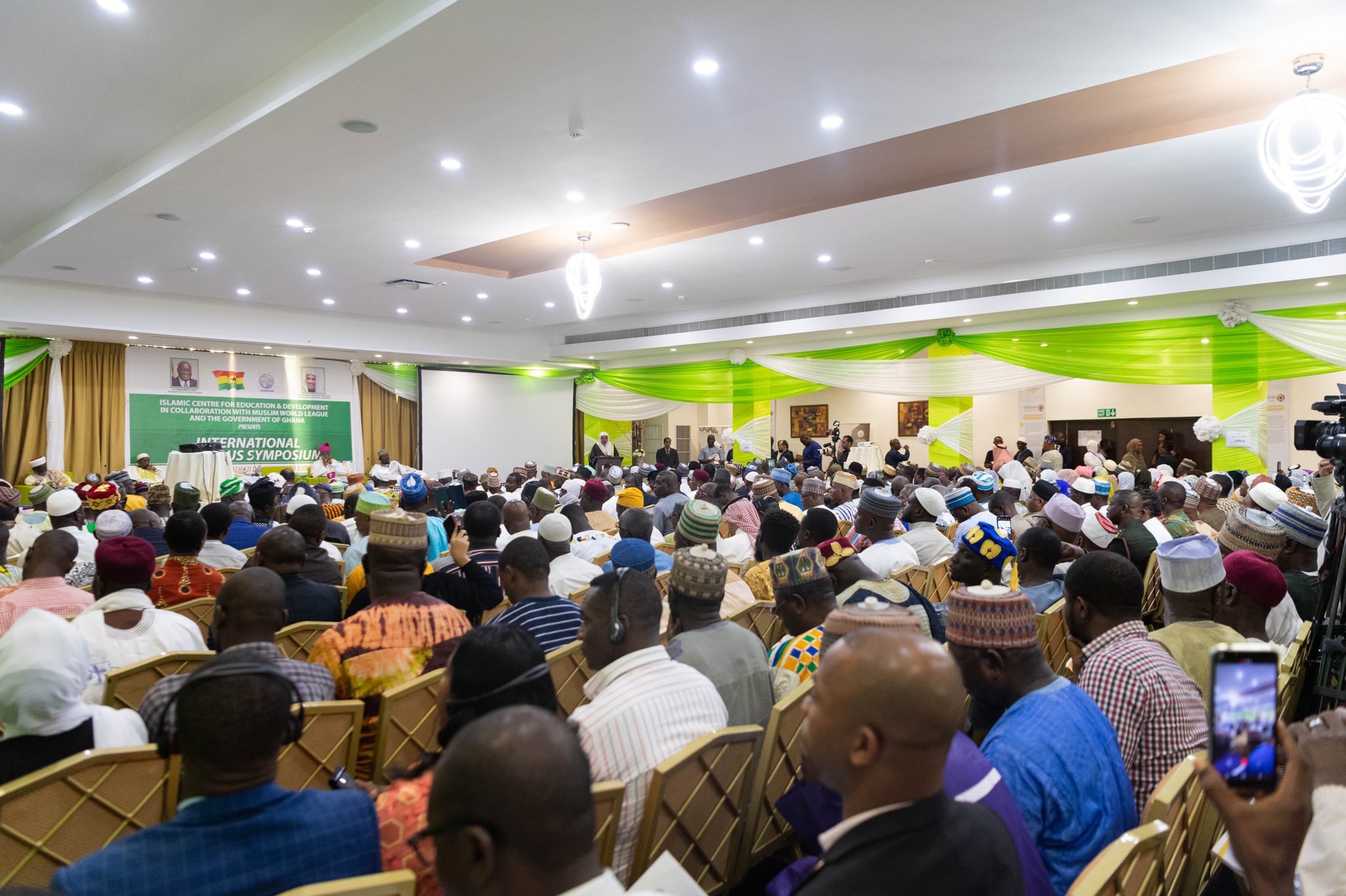 Sous l’égide du gouvernement:  La Ligue Islamique Mondiale organise un séminaire mondial «Les minorités religieuses et ethniques : les droits les obligations» en présence du Vice-Président du Ghana de grandes personnalités religieuses politiques et de penseurs La Ligue Afrique