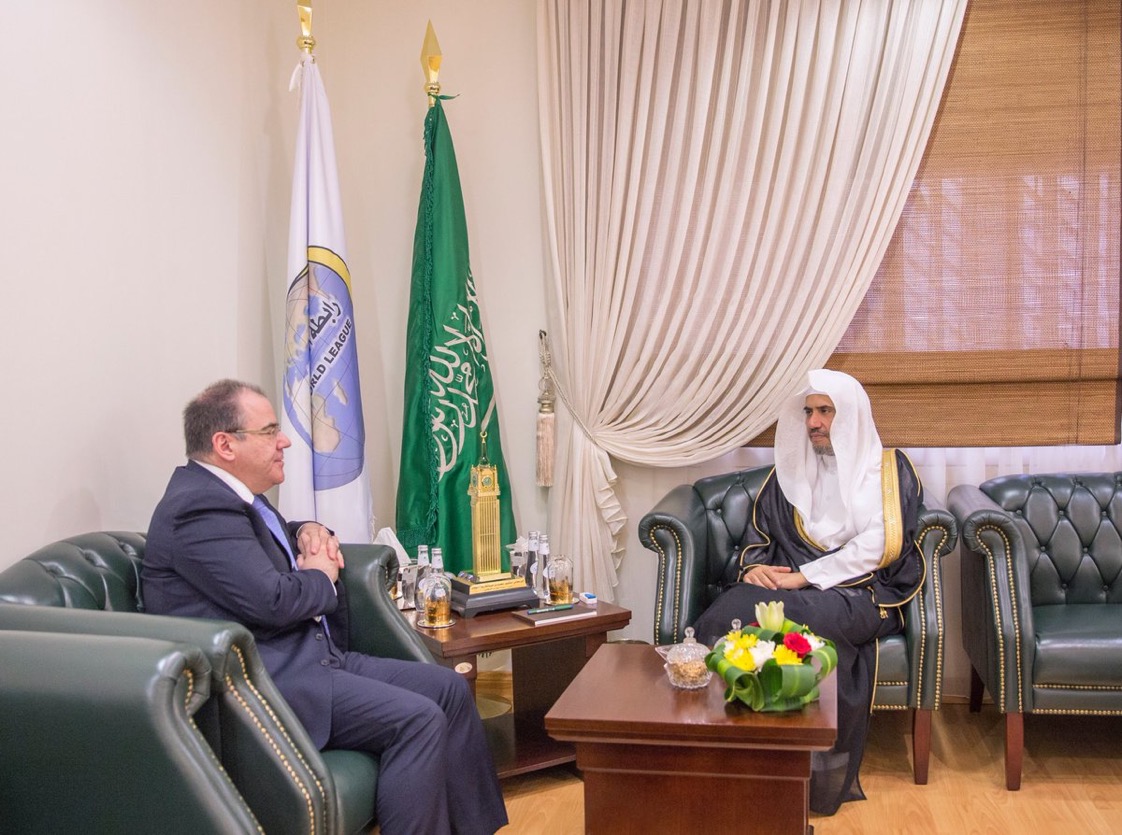 Le Secrétaire Général de la L.I.M. recevant dans son bureau de Ryadh l'Ambassadeur de Chypre au Royaume d'Arabie Saoudite
