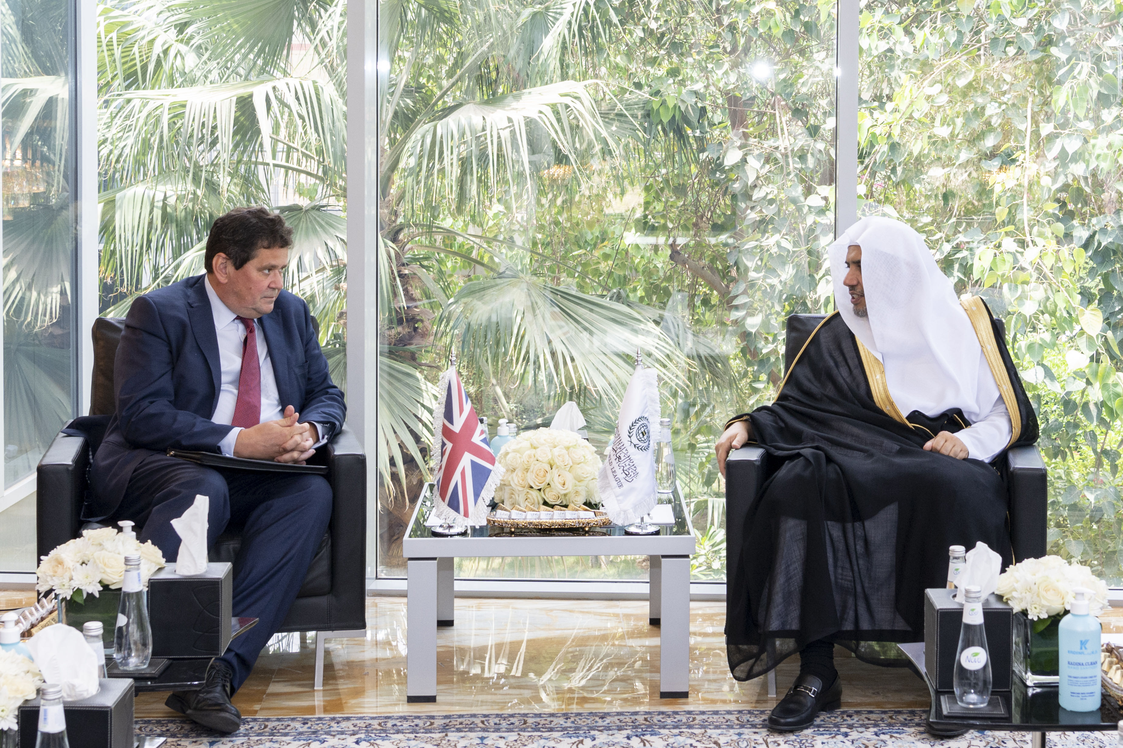 سیکرٹری جنرل عزت مآب شیخ ڈاکٹر محمد العیسی نے اپنے  ریاض دفتر میں مملکت سعودی عرب میں برطانیہ کے سفیر جناب نیل کرومپٹن کا استقبال کیا