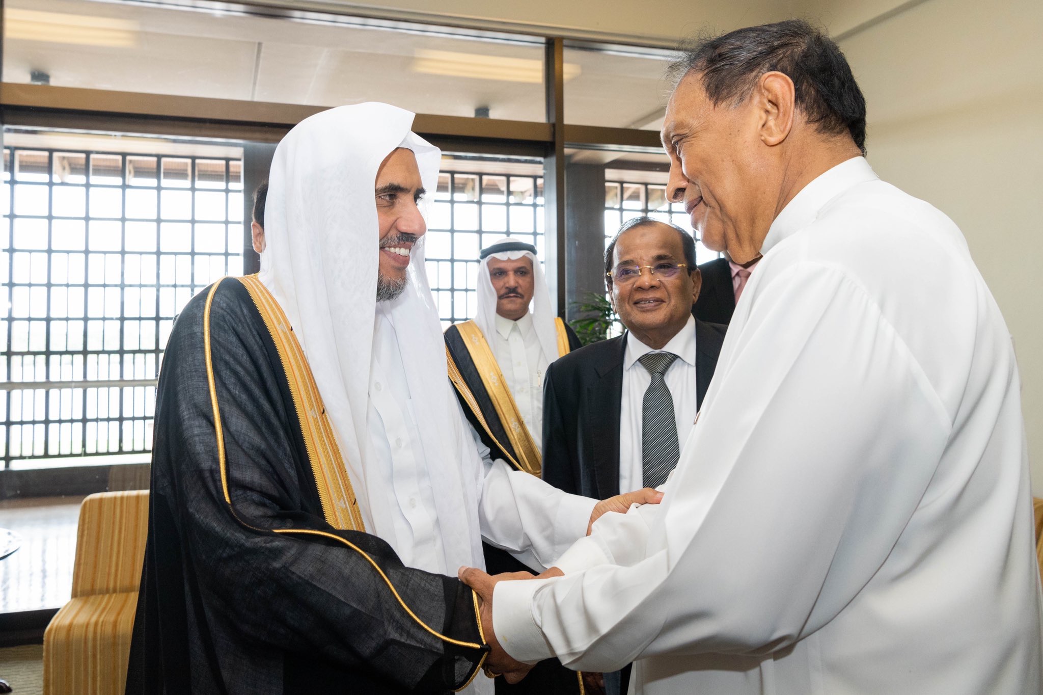 Le Président du Parlement sri lankais célèbre la venue du Secrétaire général de la Ligue Islamique Mondiale au Parlement où il a loué sa visite en cette période qui aide à l’harmonie nationale suite aux attentats qui ont touché le pays.