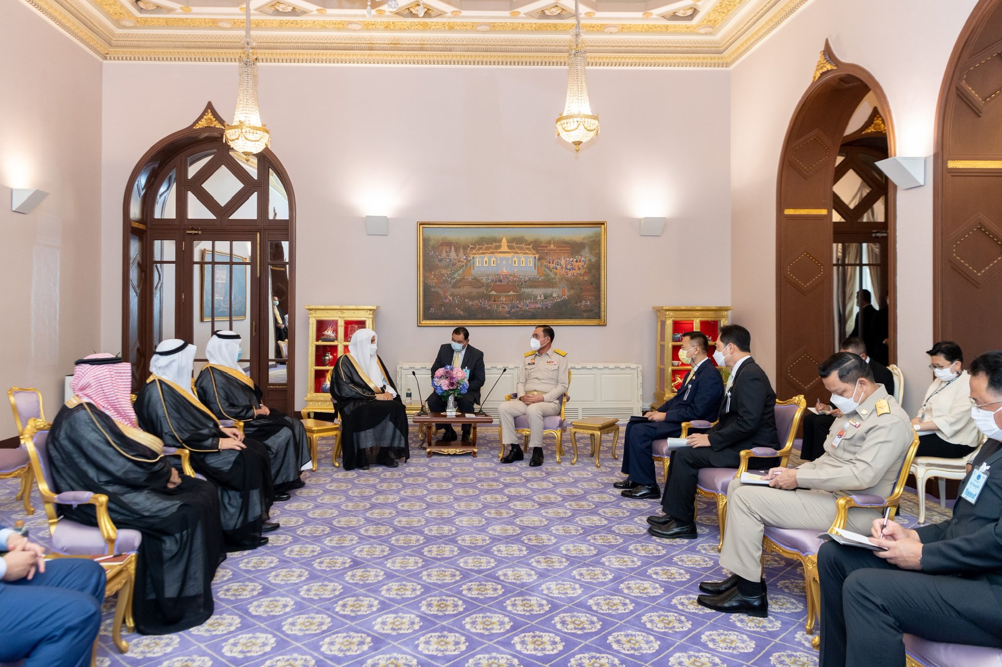 تھائی لینڈ کے وزیر اعظم جناب پرایوتھ چان اوچا نے ڈاکٹر محمد العیسی کا اپنے دفترمیں استقبال کیا