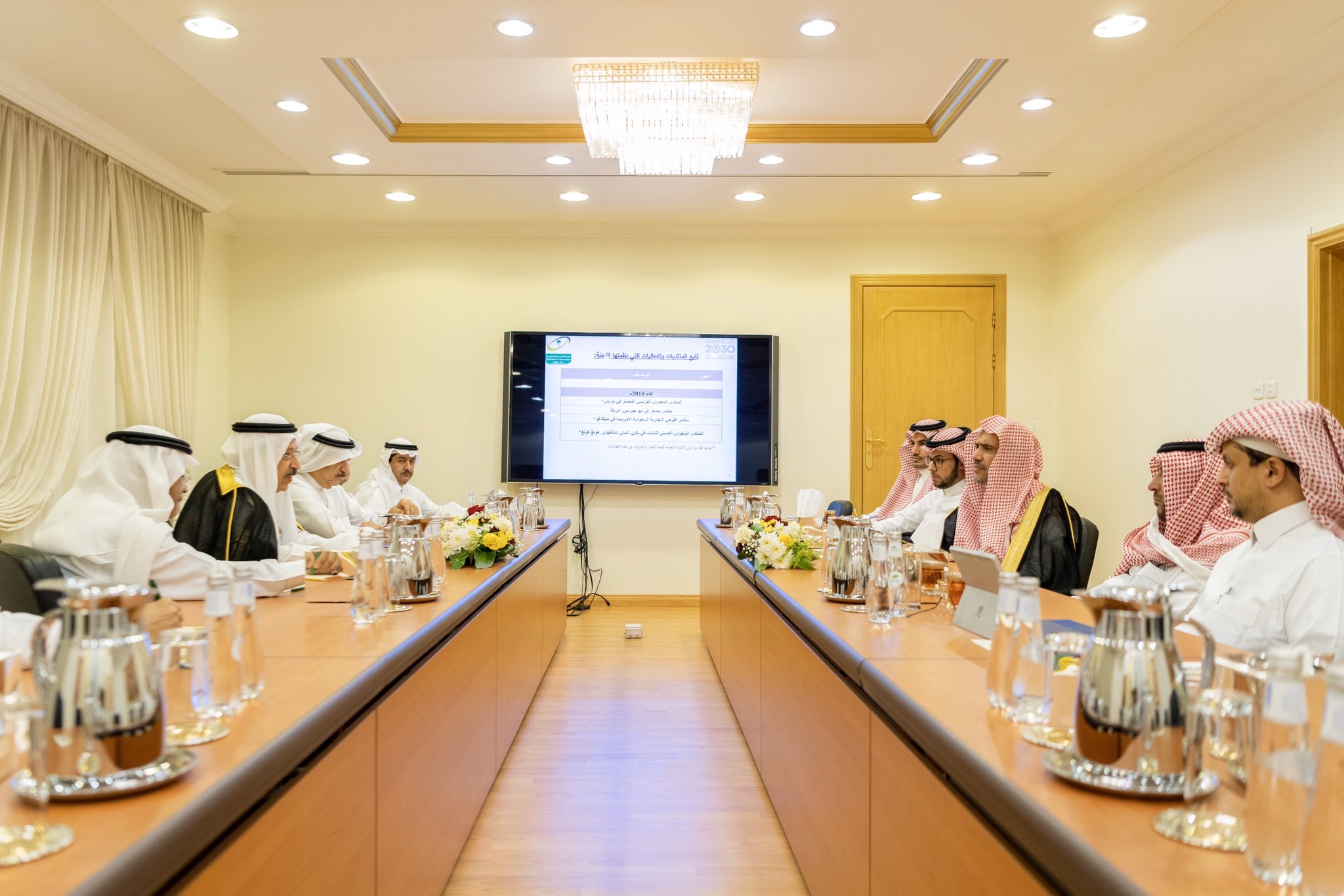 ڈاکٹر محمد العیسی نے آج سعودی چیمبرز آف کامرس اینڈ انڈسٹری کونسل میں بین الاقوامی تجارتی کمیٹی کے چیئرمین ڈاکٹر عبد الرحمن السعید اور ان کے ہمراہ وفد کا استقبال کیا
