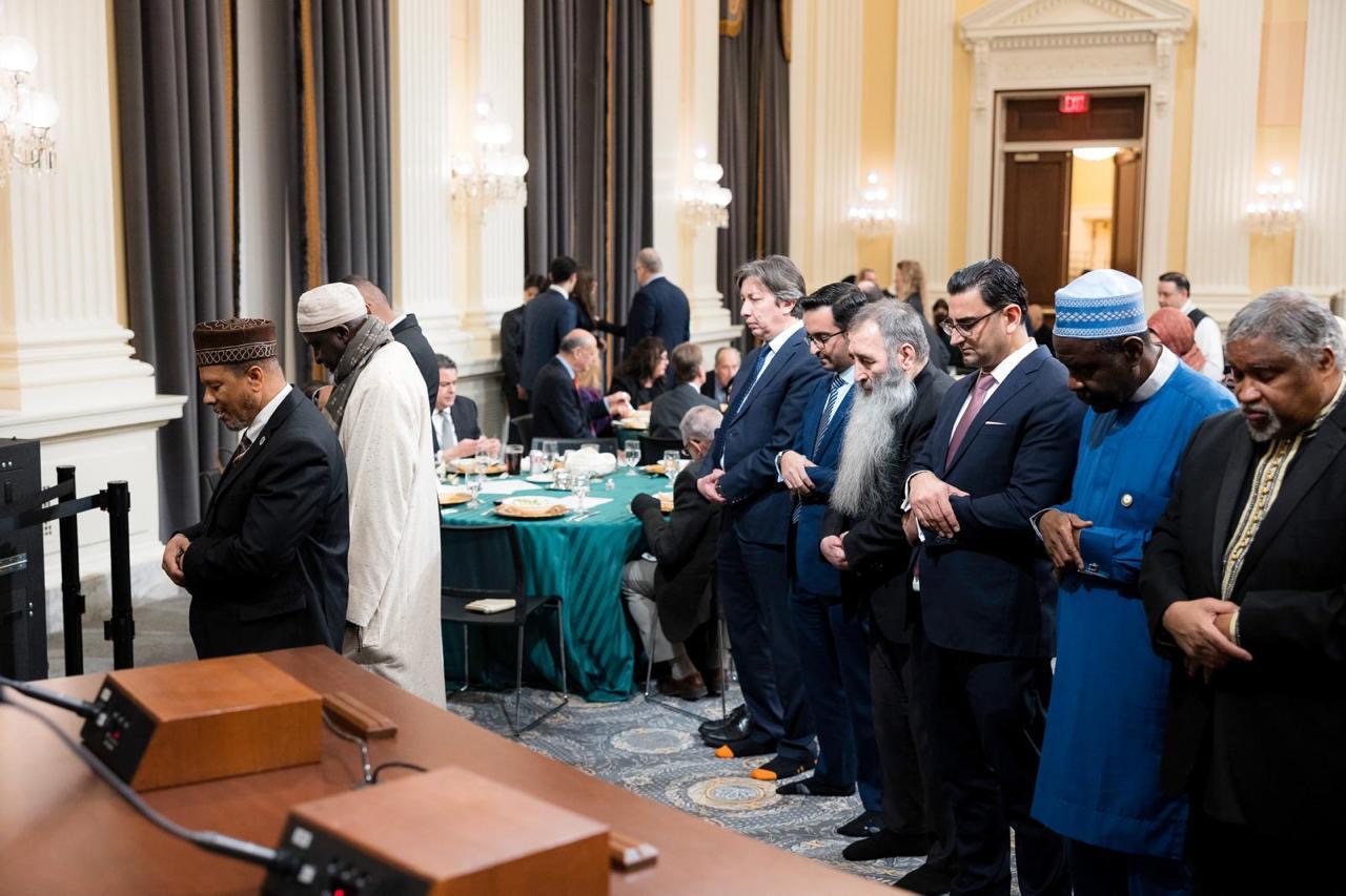 La Liga del Mundo Islámico reúne a representantes de religiones y a responsables políticos durante la primera cena de iftar del Ramadán en el Congreso estadounidense