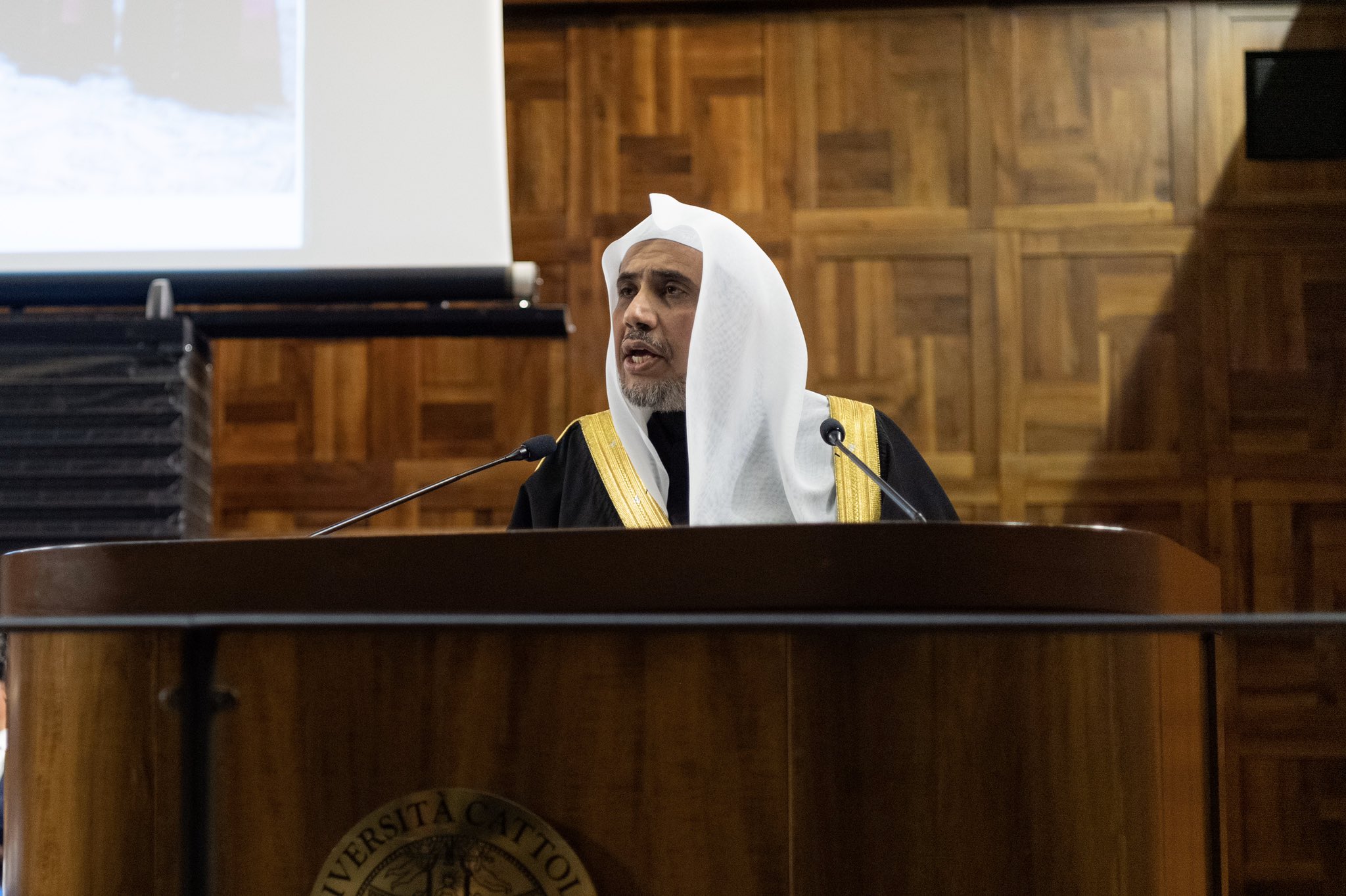 Mohammad Alissa lors de la conférence à l'Université catholique, loue les positions justes et déclarées du  Pape François sur   Islam, et les efforts de l'icône du dialogue chrétien moderne avec l'Islam Cardinal Tauran.