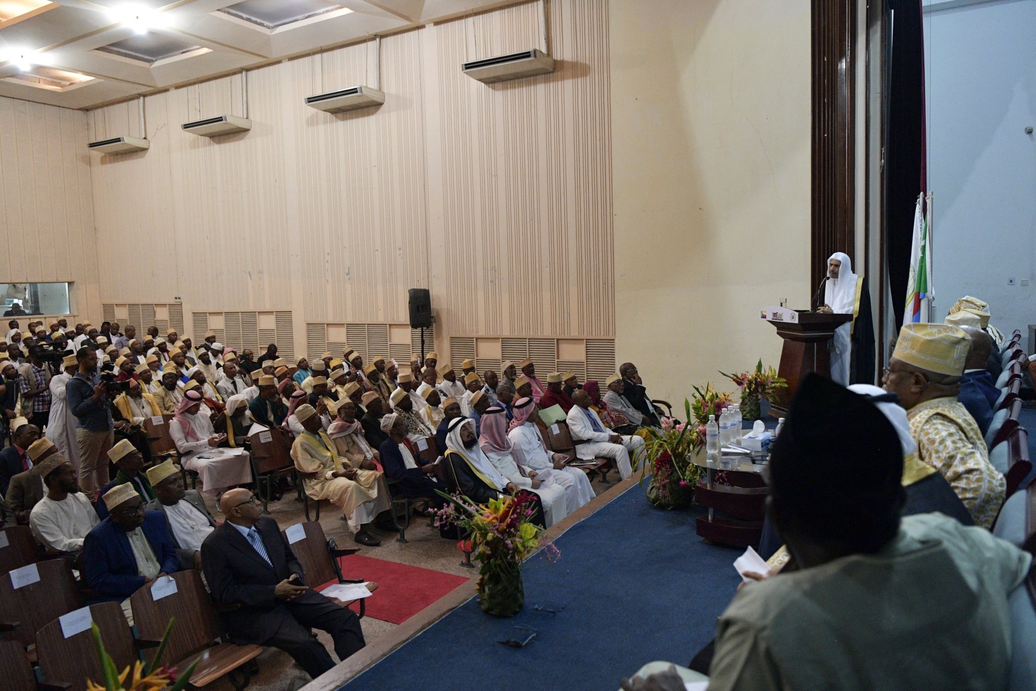 علماء ⁧إفريقيا⁩: المملكة العربية ⁧السعودية⁩ هي المرجعية "الروحية" و"العلمية" للمسلمين .. تهوي إليها أفئدتُهم وعقولُهم.