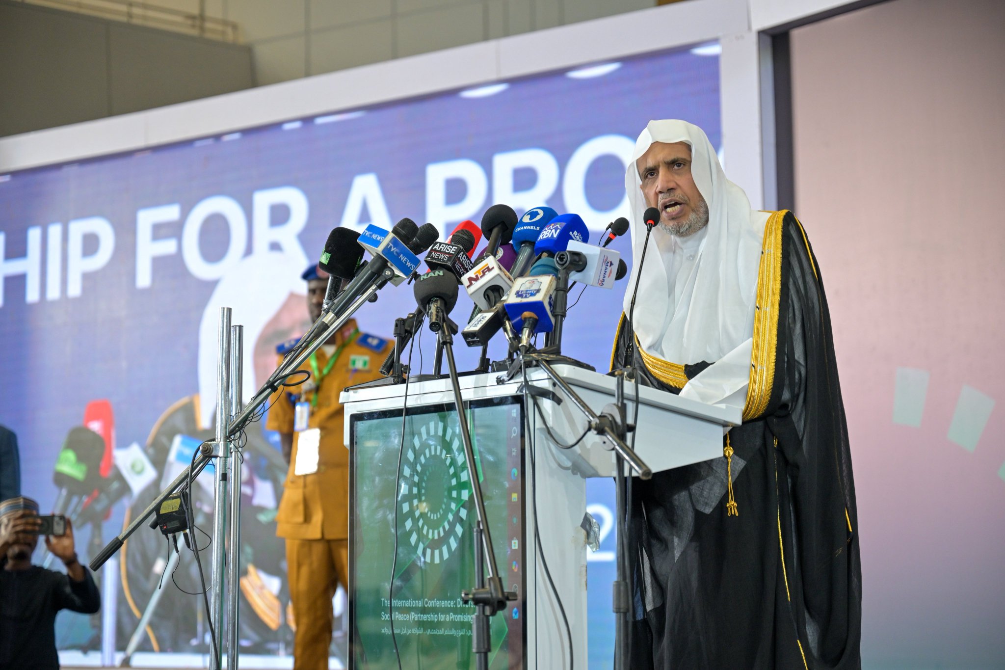 الشيخ د.⁧‫محمد العيسى‬⁩ ‬⁩، يطلقُ مبادرةَ الرابطة للسِّلم المجتمعيّ في غرب أفريقيا، بالعاصمة النيجيرية "أبوجا"، من خلال مؤتمرها الدّولي: "التنوُّع والسِّلم المجتمعيّ.. الشراكة من أجلِ مُستقبلٍ واعِدٍ"