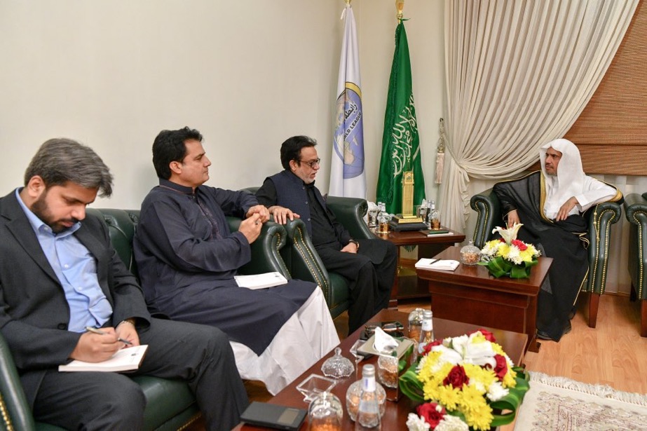 Le Secrétaire Général de la Ligue Islamique Mondiale dialoguant avec de grands journalistes pakistanais sur des sujets d’intérêt commun.