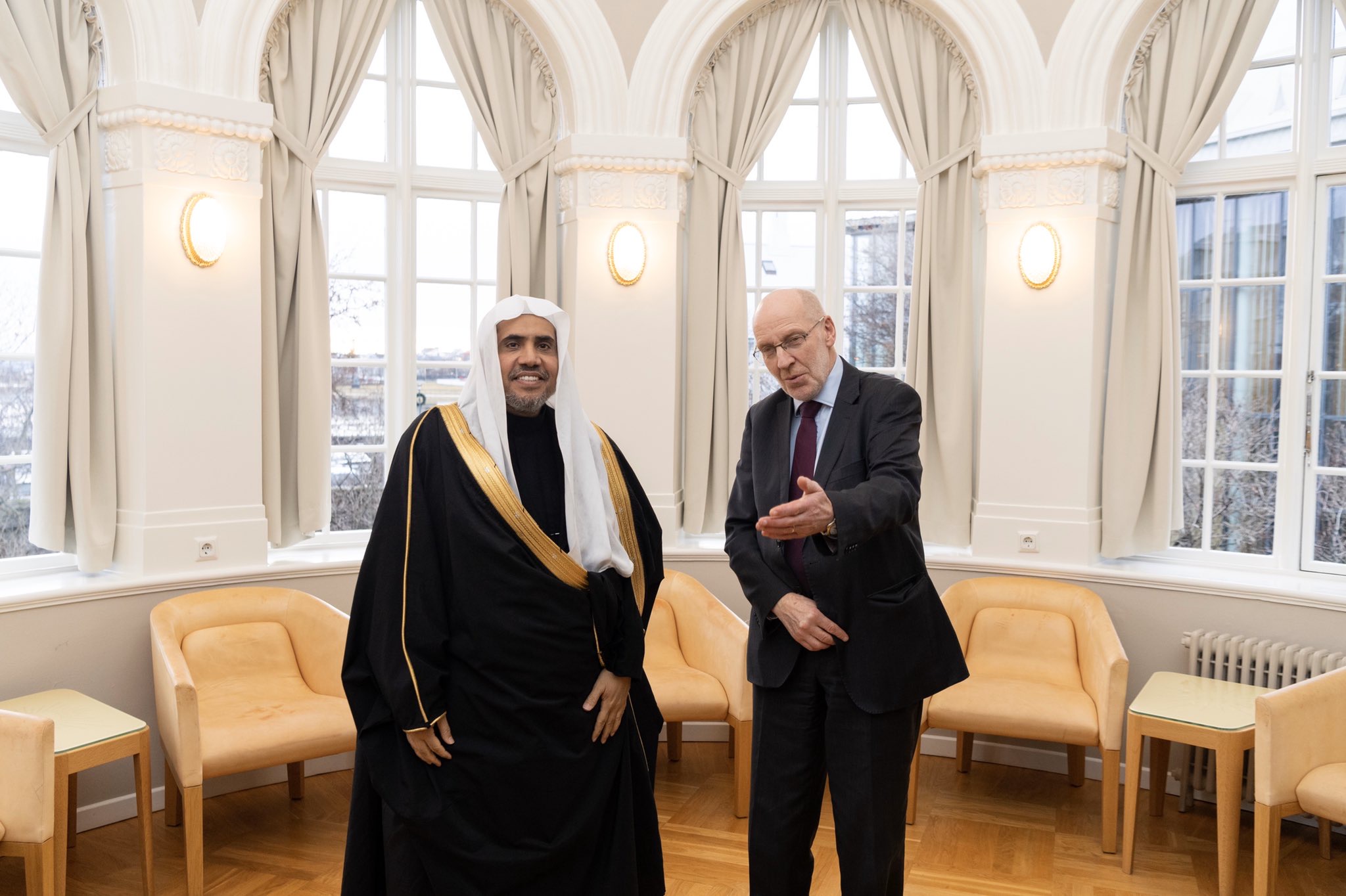 ‏بحضور الرئيس : البرلمان الآيسلندي يستضيف معالي الشيخ د. ⁧‫محمد العيسى‬⁩ في جلسة حوار مهمة