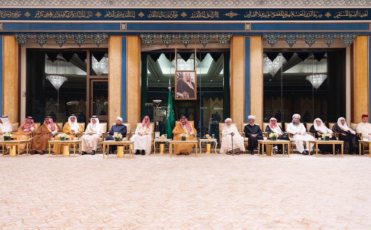Le Serviteur des Deux Saintes Mosquées reçoit les savants qui ont participé à la conférence de la Ligue Islamique Mondiale et reçoit  la Charte Mecque des mains des plus grands savants de la Oumma.