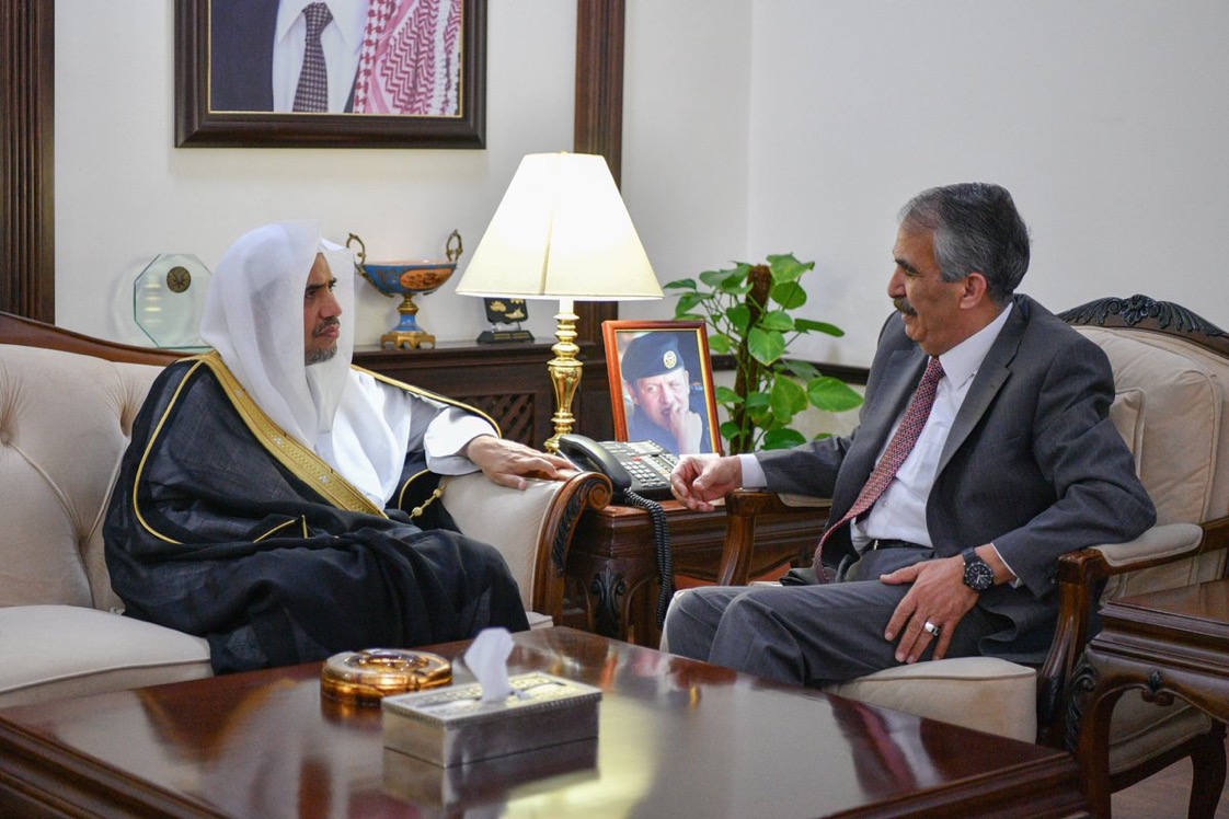 Le Ministre des Affaires intérieures jordanien recevant à Amman le Secrétaire Général de la Ligue Islamique Mondiale pour une rencontre où ils ont traité de divers sujets d’intérêt commun.