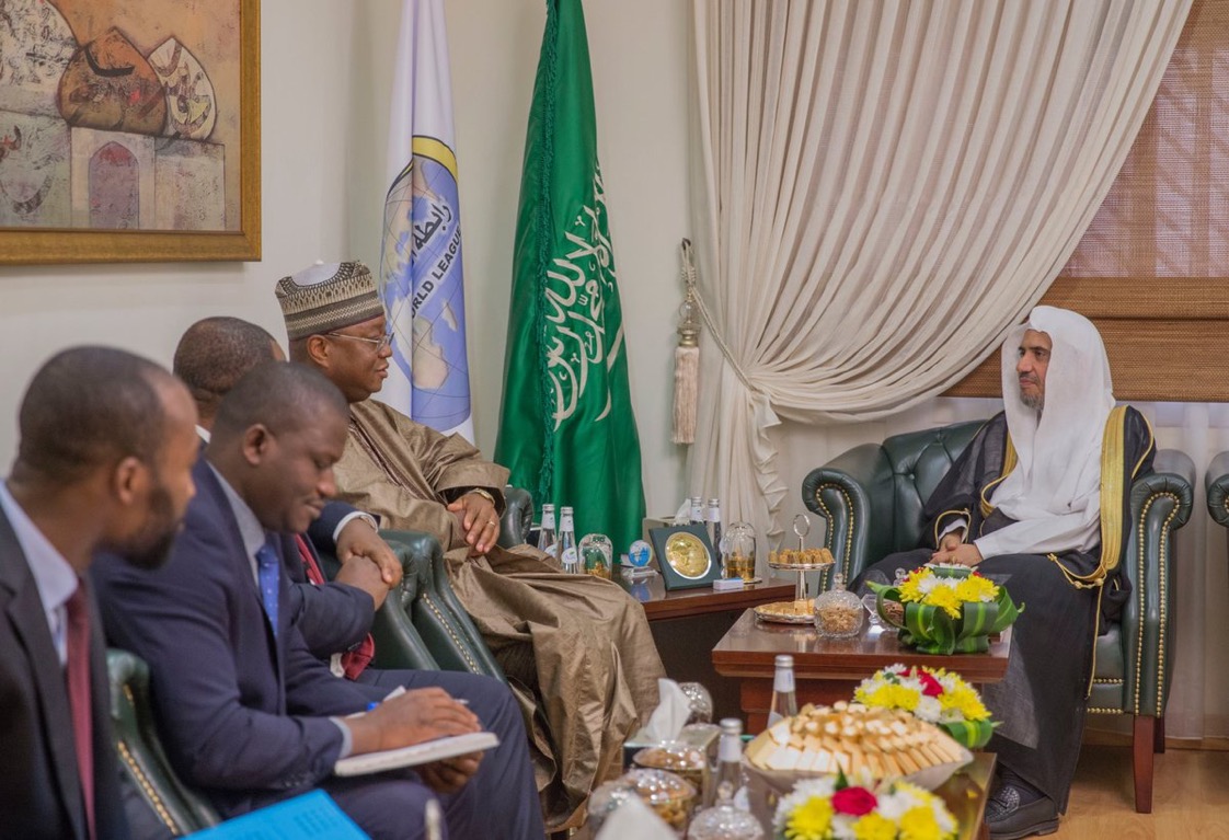 Le Secrétaire Général de la Ligue recevant l’Ambassadeur de la République du Bénin auprès du Royaume pour traiter des efforts communs déployés pour répandre la clairvoyance sur la tolérance de l’Islam.