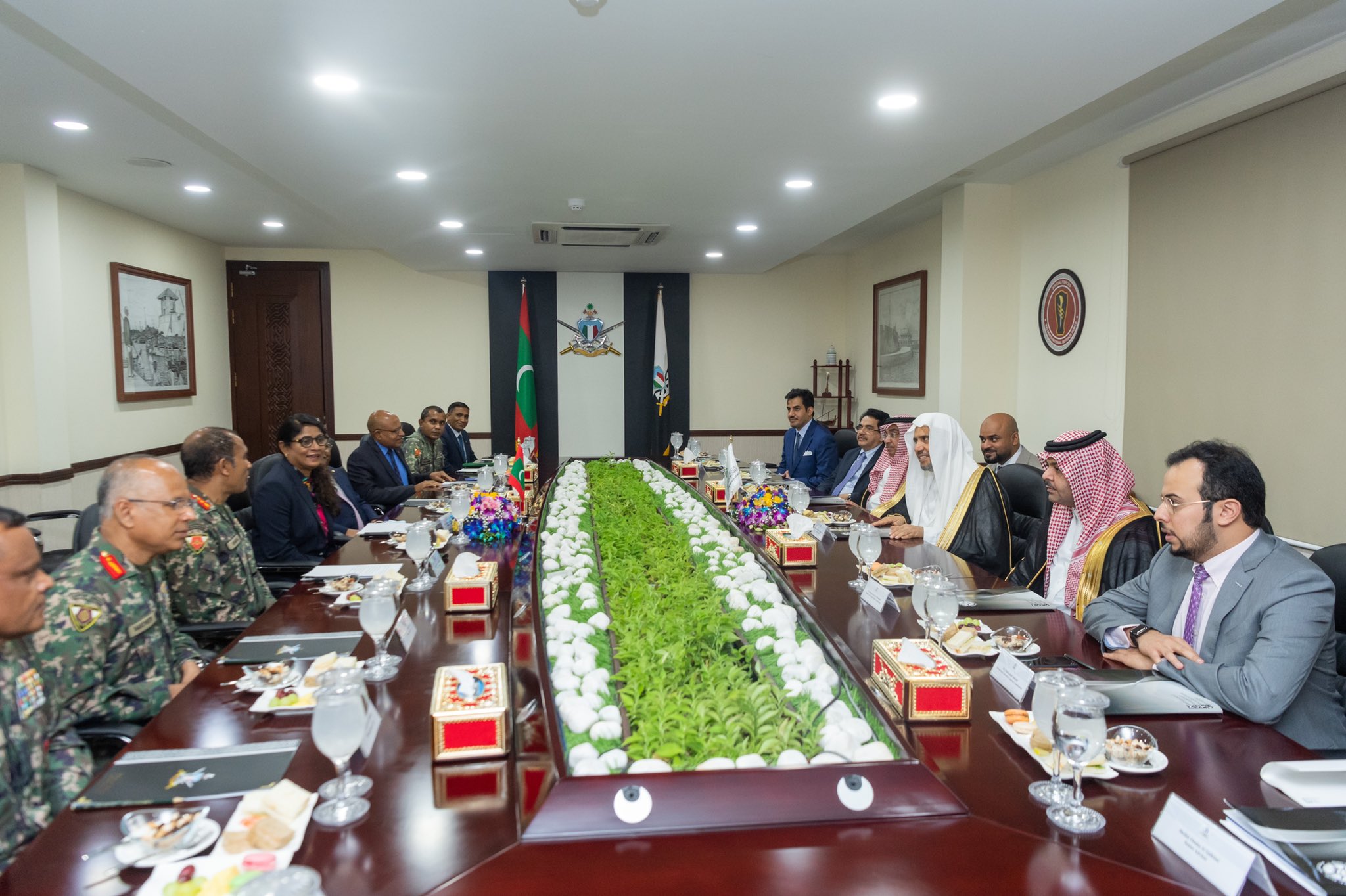 التقى معالي الشيخ د. محمد العيسى‬⁩ بوزيرة الدفاع في جمهورية المالديف السيدة: ماريا أحمد دي دي وبعددٍ من القيادات في الوزارة