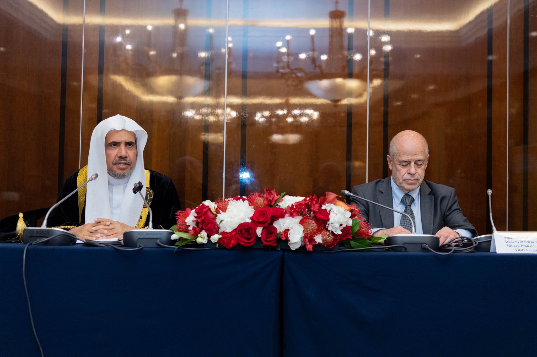 Dans une cérémonie tenue à Moscou, l’Institut national affilié à l’Académie russe pour les sciences attribue un doctorat honorifique au D. Mohammad Alissa au vue de ses efforts pour renforcer les relations entre la Ligue et la Russie.