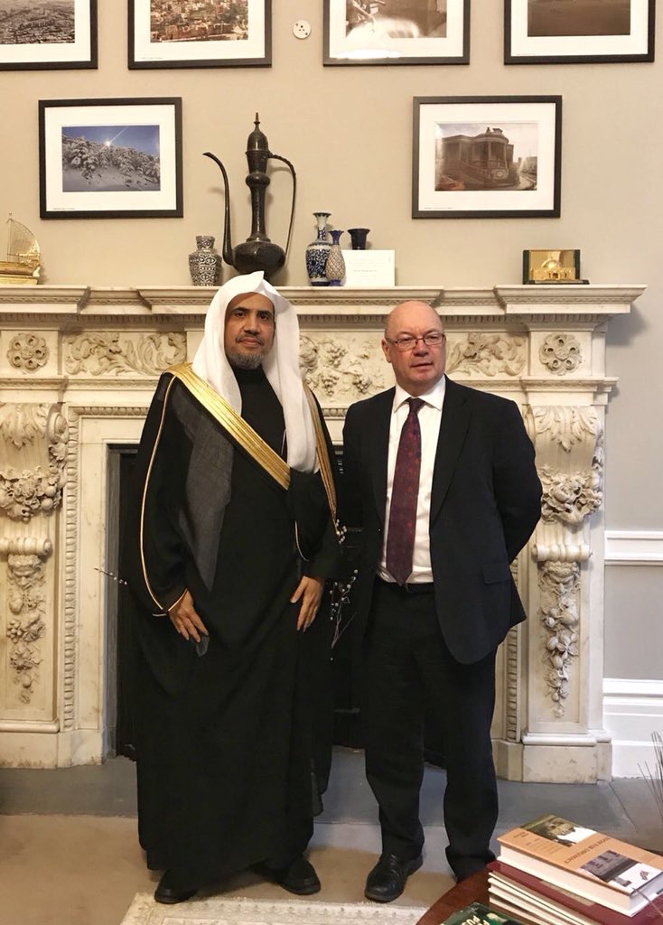 معالي الأمين العام لرابطة العالم الإسلامي ، ملتقياً في لندن وزير الدولة البريطاني السيد اليستر بيرت
