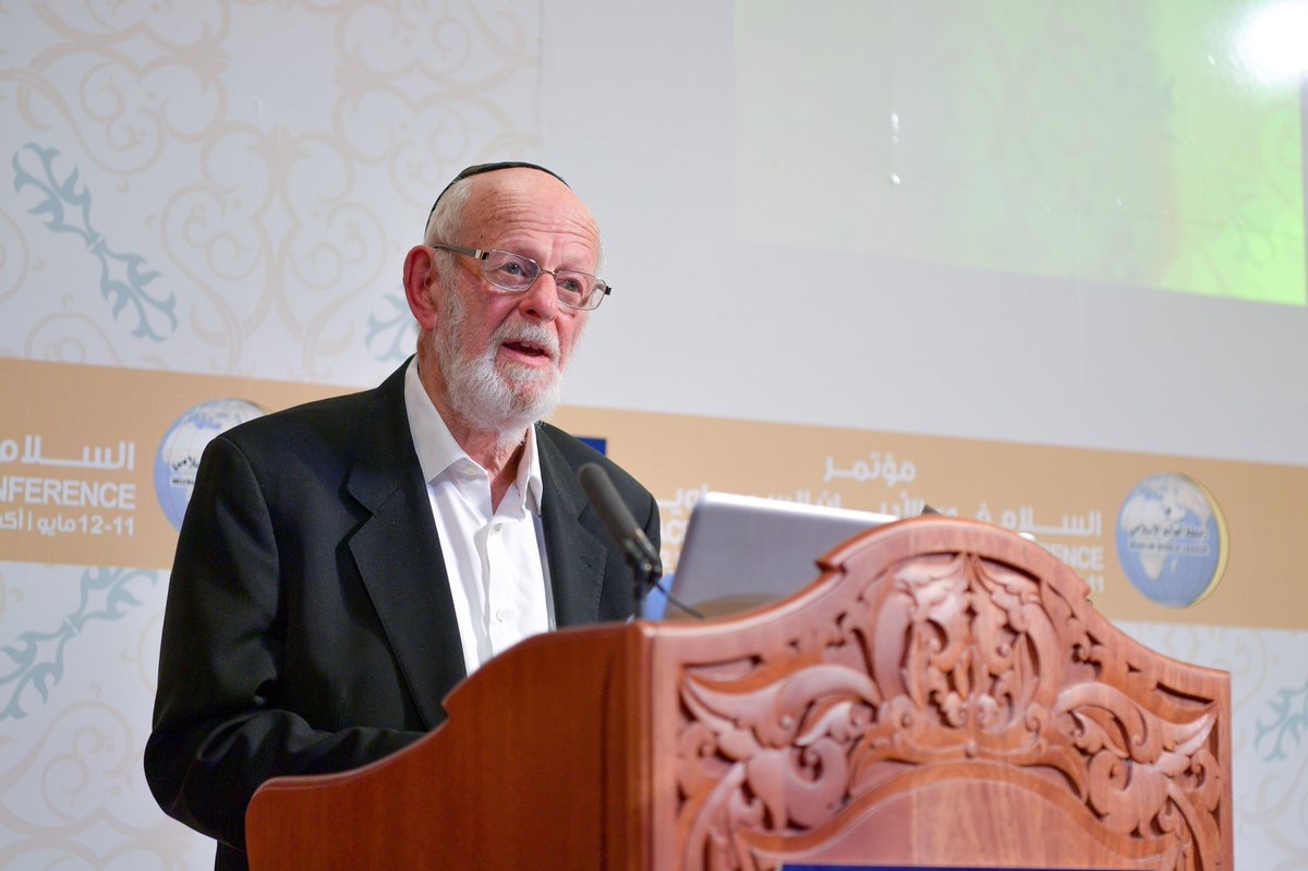 Le Rabbin Norman Solmen, prenant la parole lors de la cérémonie d'ouverture du congrès sur la paix dans les religions, organisée par la Ligue Islamique Mondiale à Oxford.