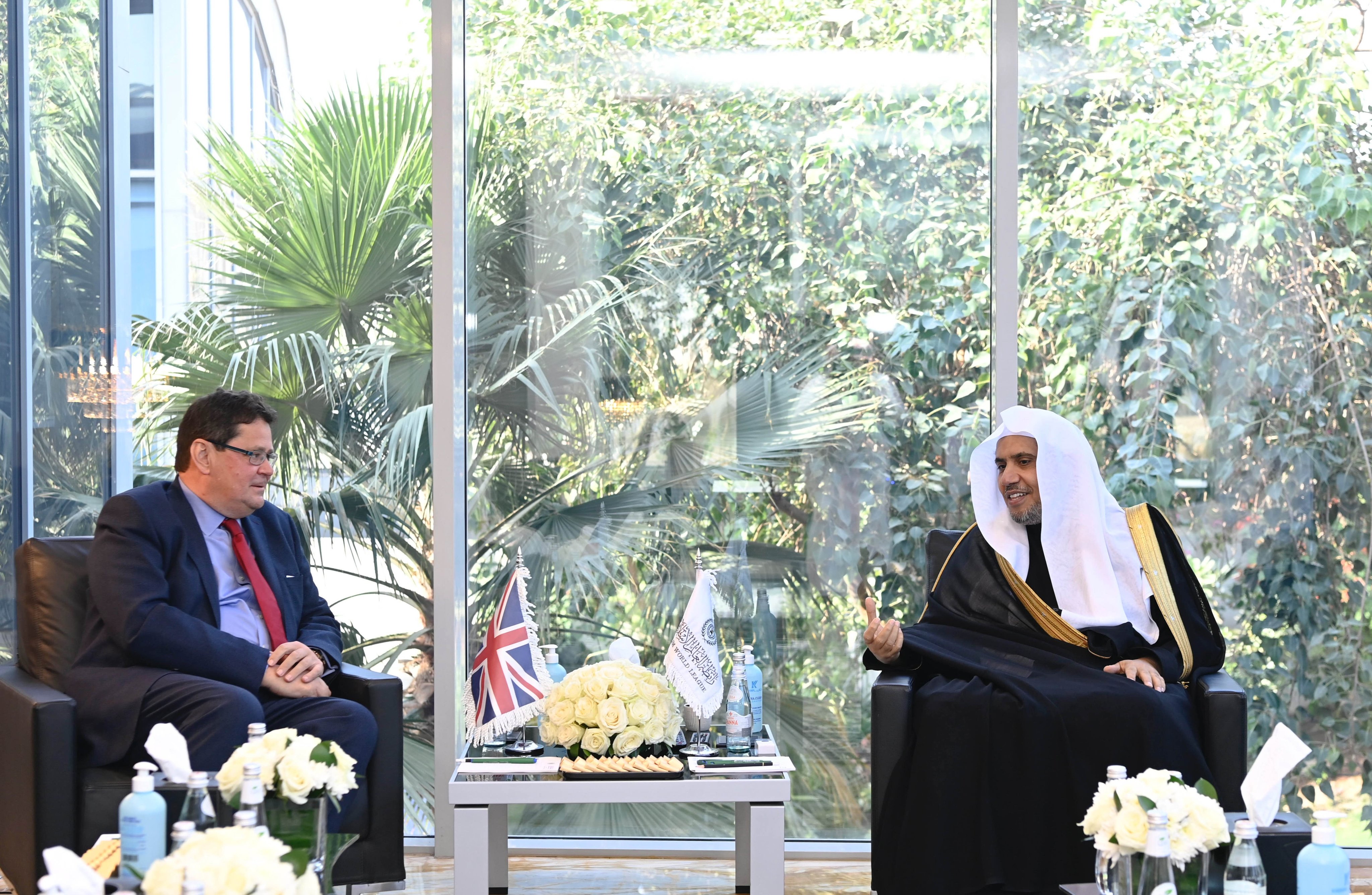 استقبل معالي الشيخ د. محمد العيسى‬⁩، سعادة سفير المملكة المتحدة لدى المملكة العربية السعودية، السيد نيل كرومبتون
