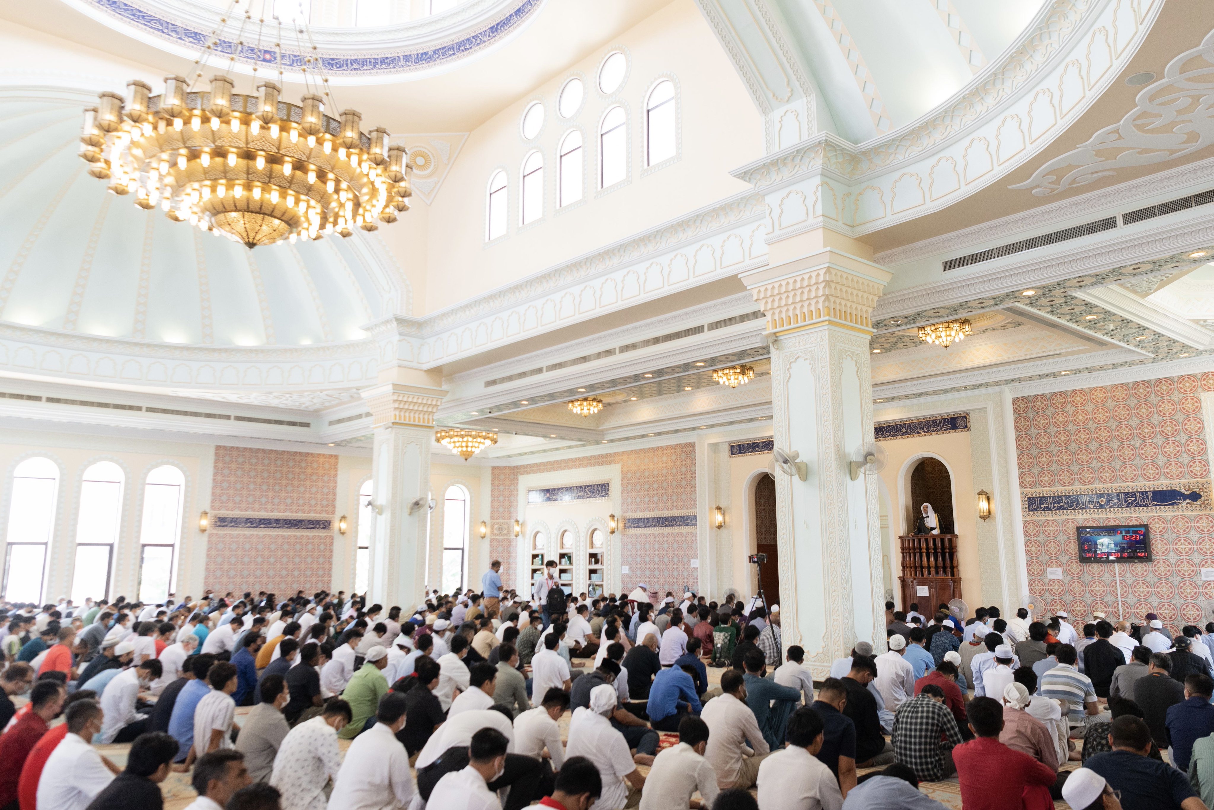 Suite à une demande des responsables musulmans cambodgiens Mohammad Alissa effectue le sermon du Vendredi dans la grande mosquée de la capitale Phnom Penh sur le rôle de la composante islamique dans la société nationale.