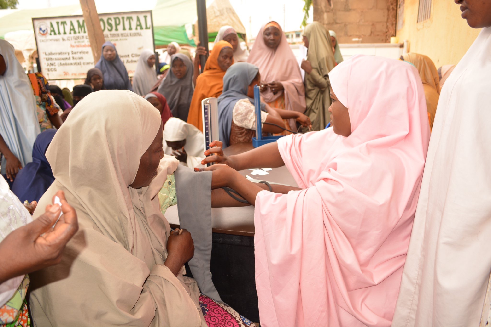 رابطة العالم الإسلامي‬ تجري ٤ آلاف عملية جراحية في ‫نيجيريا‬ ضمن مبادراتها الصحية في القارة الأفريقية، حيث استفاد مليون شخصٍ من سلسلة المشروعات الطبية التي شملت مخيمات لمكافحة العمى ومعالجة الأيتام وإنشاء مستشفى خيري    
