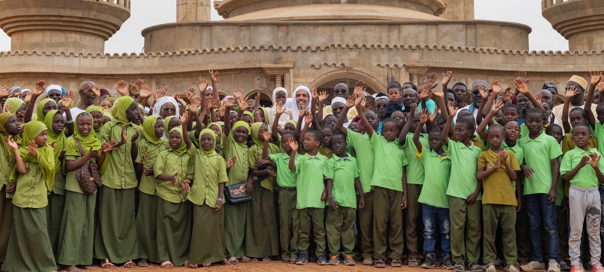 Le D.Mohammad Alissa pose la pierre angulaire pour un dispensaire de santé et un institut d’études arabes dans la ville de Thiès au Sénégal.