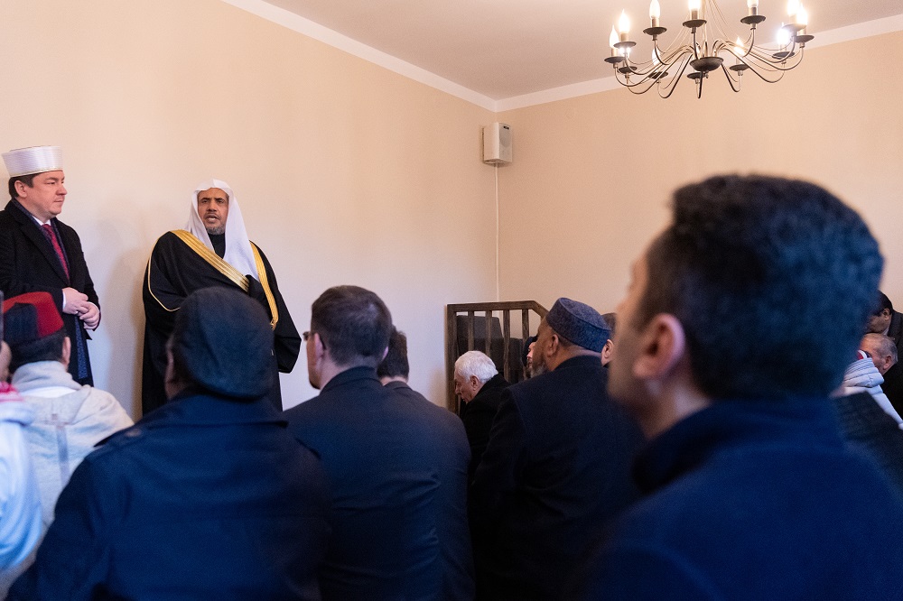 En présence d’un certain nombre de grands savants et de responsables musulmans de divers courants, le mufti de Pologne invite Mohammad Alissa à tenir un discours dans la grande mosquée de Varsovie.