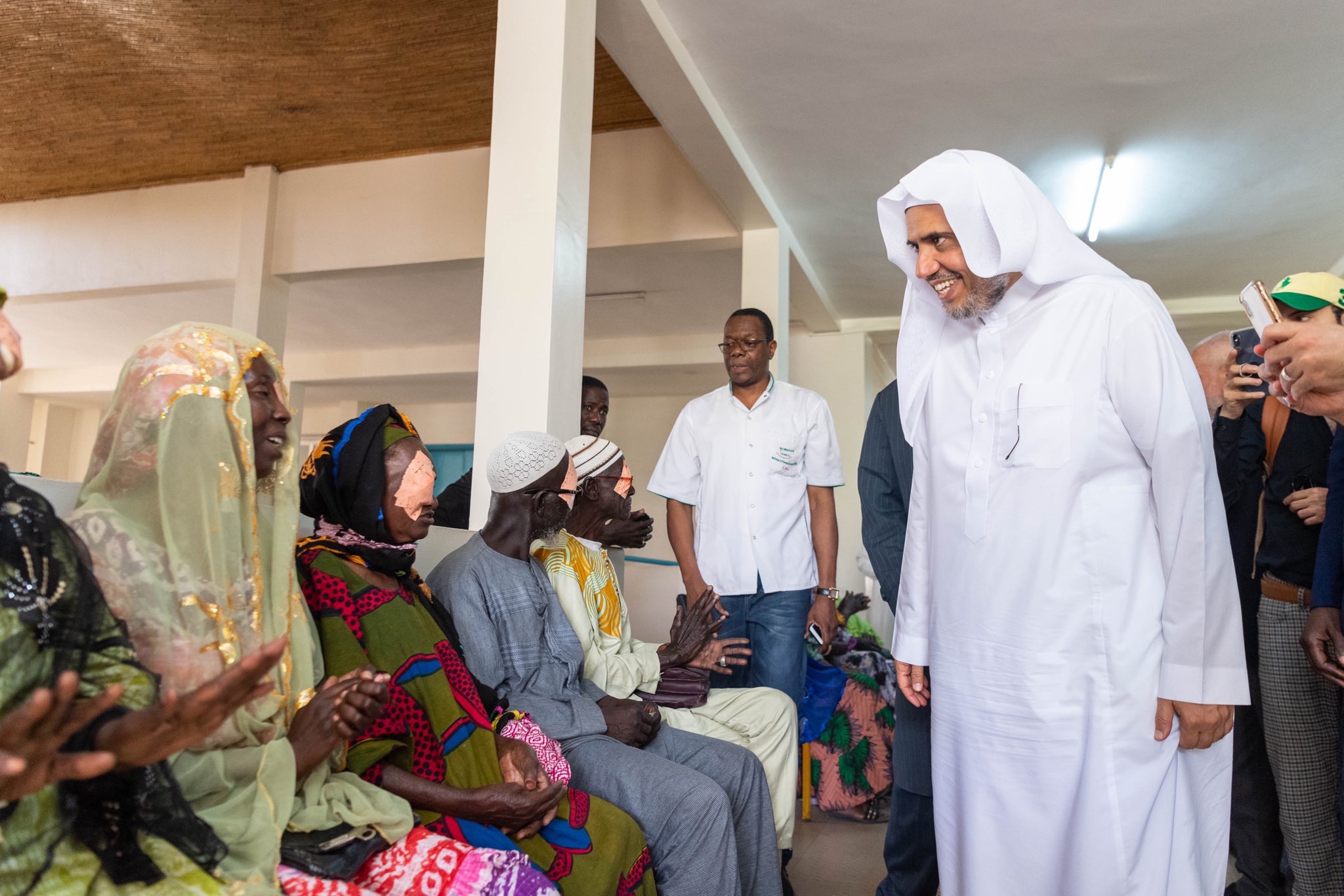 Le D.Mohammad Alissa inaugure une campagne d’aide médicale de lutte contre la cécité en Afrique en s’assurant du bon déroulement des opérations.