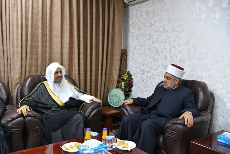 Le Grand Mufti du Royaume hachémite de Jordanie, recevant le Secrétaire Général de la Ligue, dans son bureau à Amman ; la rencontre a porté sur des sujets d’intérêt commun.
