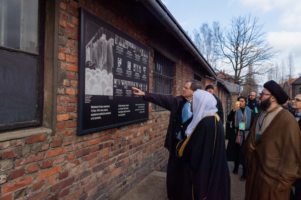 A l’occasion du 75ème anniversaire de la libération des camps de la mort, le SG de la Ligue islamique mondiale,  Mohammad Alissa et une délégation de dignitaires musulmans se sont rendus à Auschwitz.