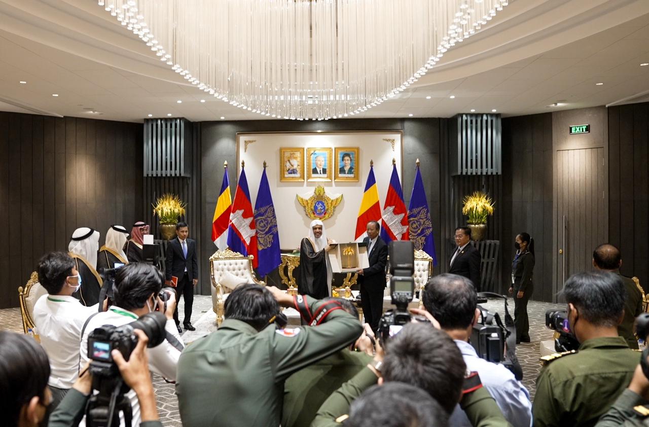 Dr. Al-Issa holds meetings with Cambodian political, parliamentary and religious leadership