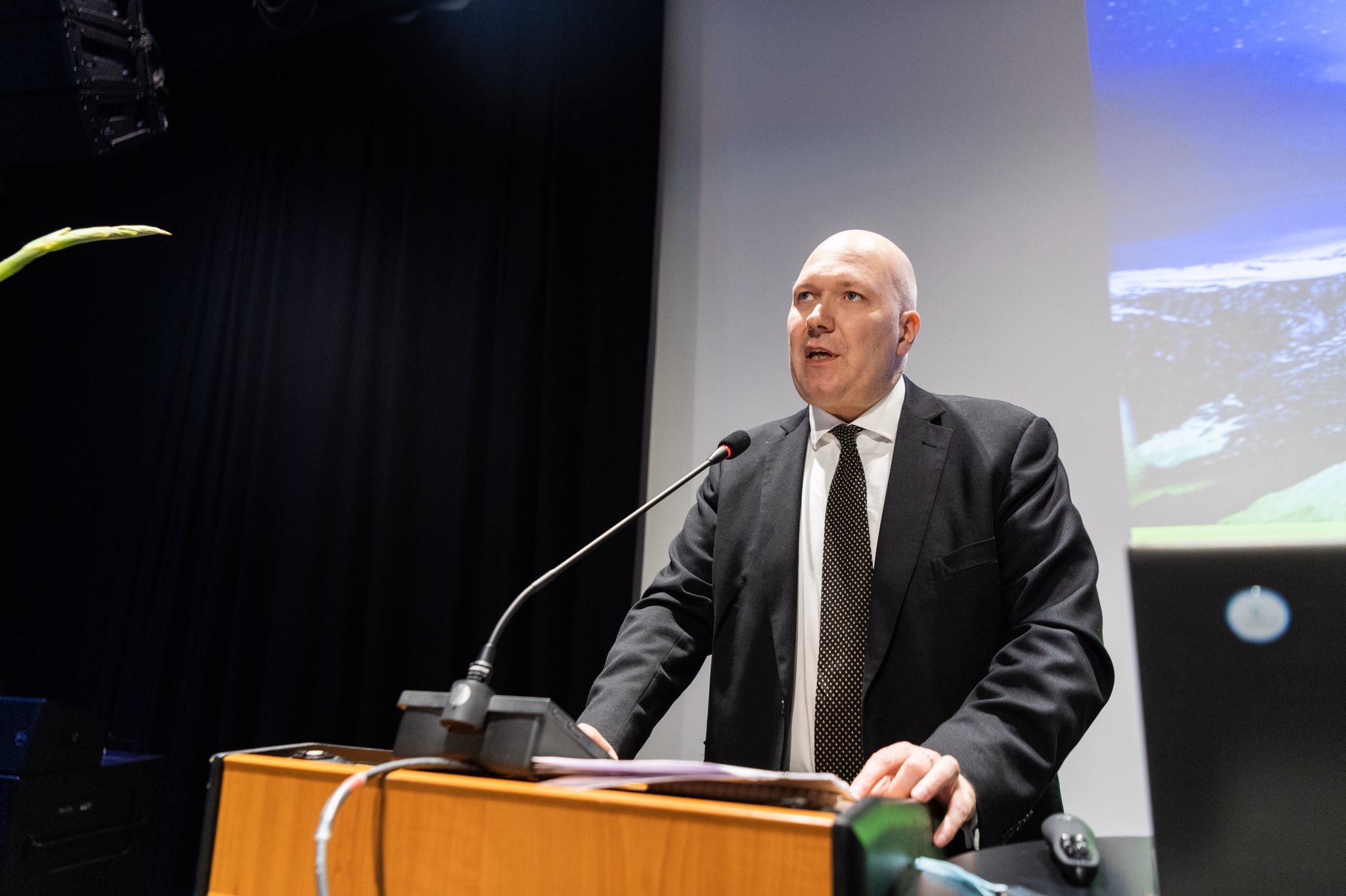 La Ligue Islamique Mondiale a organisé divers colloques en Scandinavie dont le premier à Copenhague «L’identité nationale et la sécurité idéologique» avec la participation d’acteurs religieux politiques médiatiques et diplomatiques au Danemark.