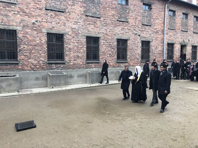 Lors de la visite au Musée d'Auschwitz avec des membres d'AJCGlobal Mohammad Alissa allume une bougie au Mur des Exécutions en mémoire des personnes exécutées.