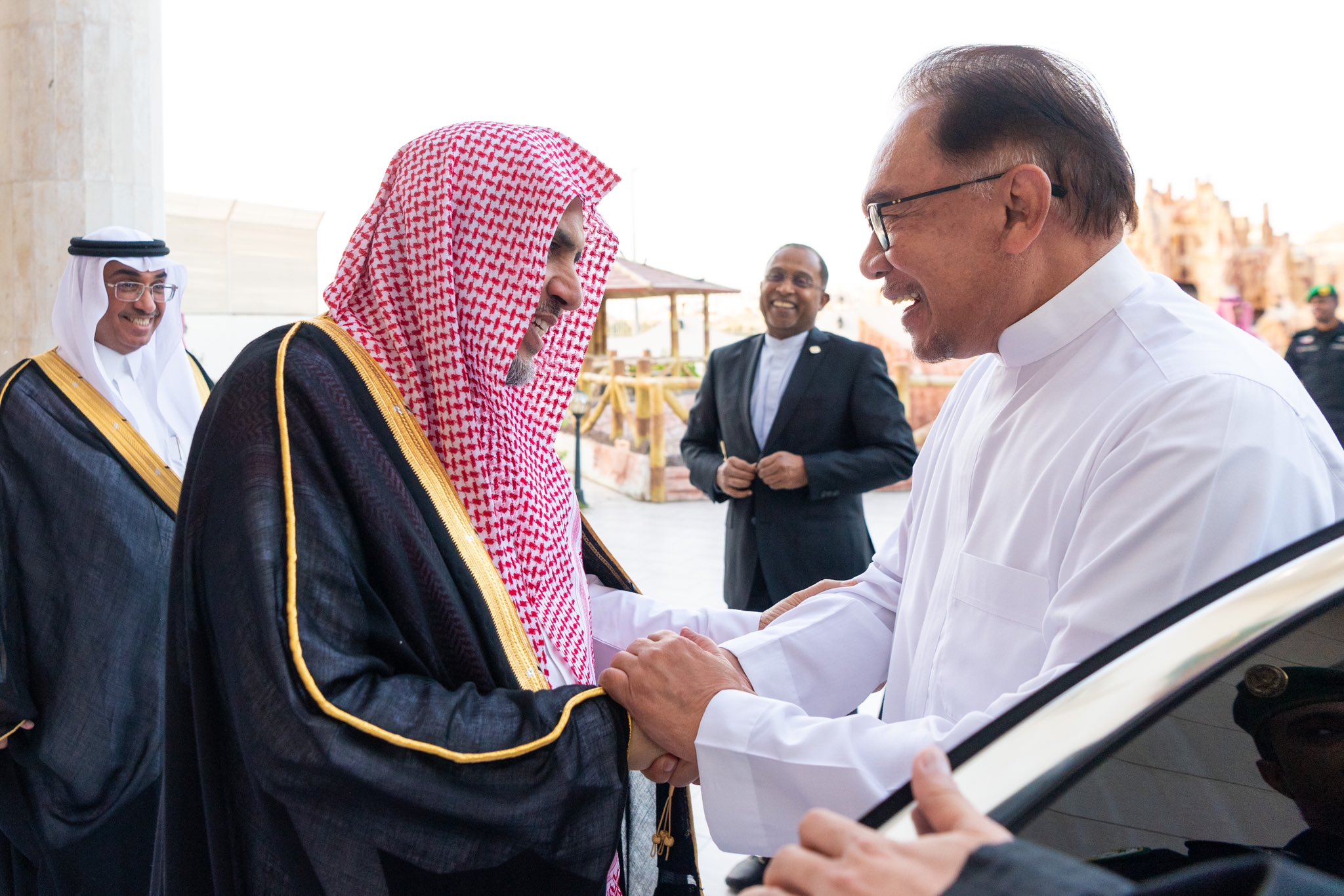 Mohammad Alissa a reçu à son domicile à La Mecque le Premier Ministre malaisien M. Anwar Ibrahim, le ministre malaisien des Affaires étrangères et le ministre des Communications