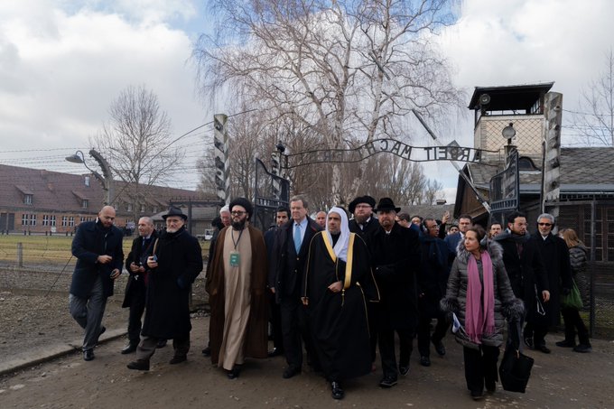 Cette année, MohammadAlissa a marqué l'histoire en menant la plus grande délégation de responsables musulmans à Auschwitz. La LIM combat toutes les idéologies extrémistes qui cherchent à semer la division et la haine dans le tissu social.