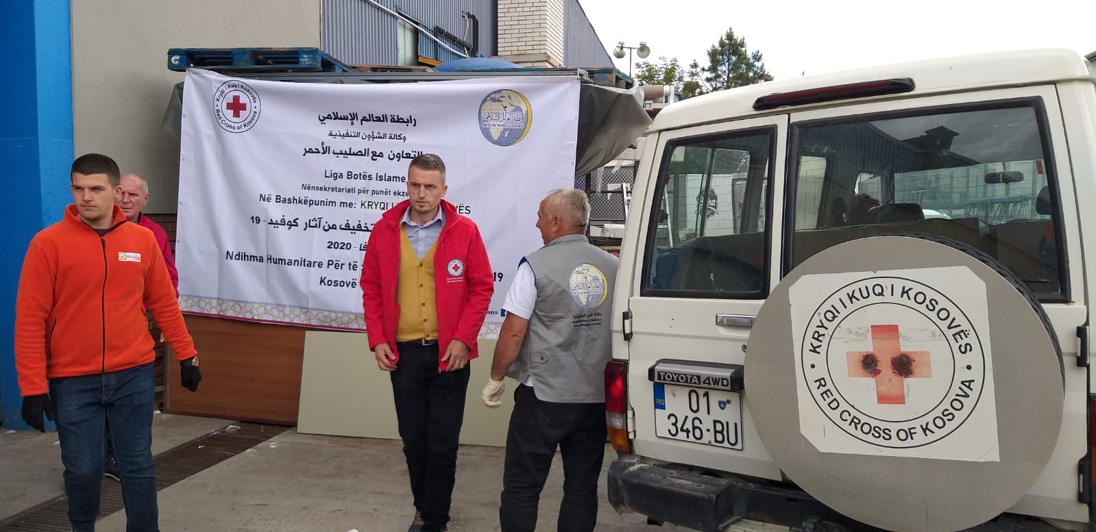 مساعدات غذائية قدمتها ⁧‫رابطة العالم الإسلامي‬⁩ بالتعاون مع الصليب الأحمر في ⁧‫كوسوفو‬⁩ :