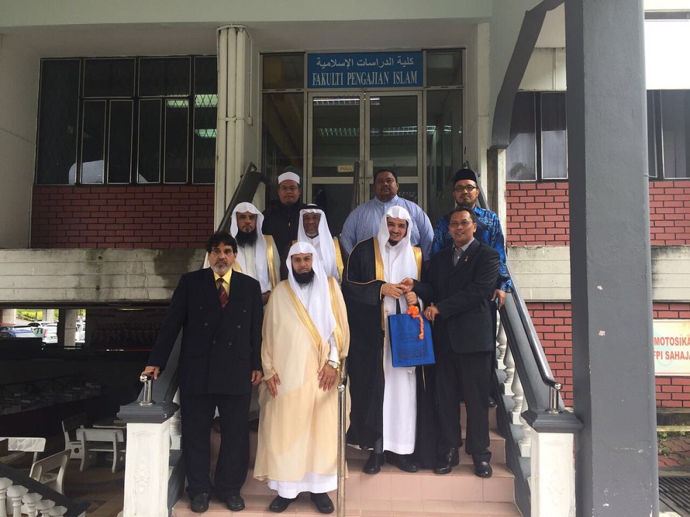 وفدُ رابطة العالم الإسلامي في زيارةٍ للجامعة الوطنية بماليزيا